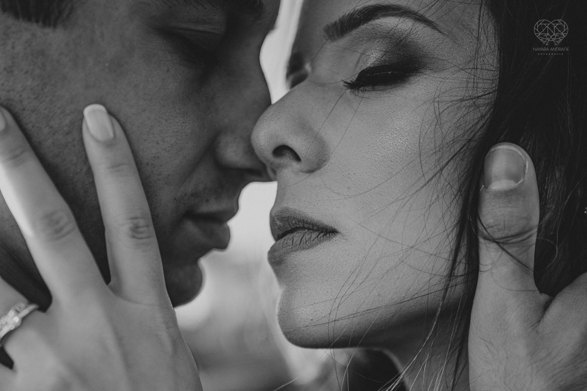 fotografia pre wedding de casal na praia noiva de vestido branco casal fazendo fotos em poses inspiração pela fotografa nayara andrade lindo por do sol colorido e fotos artisticas pela fotografa premiada mundialmente casamentos de dia inspiração