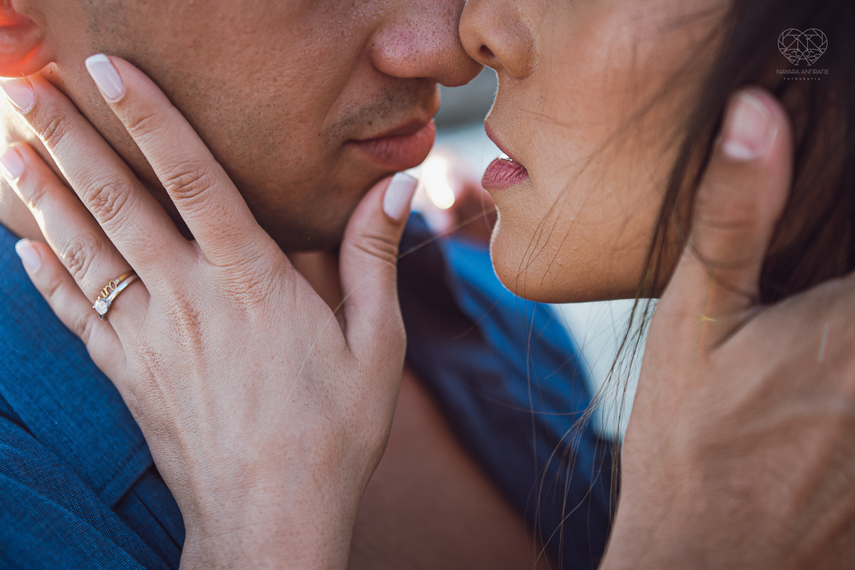 fotografia pre wedding de casal na praia noiva de vestido branco casal fazendo fotos em poses inspiração pela fotografa nayara andrade lindo por do sol colorido e fotos artisticas pela fotografa premiada mundialmente casamentos de dia inspiração