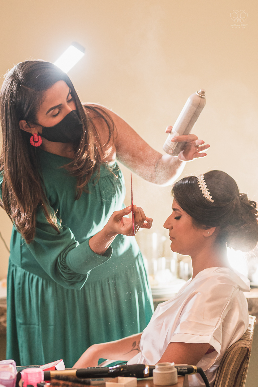 Making of da noiva por Nathalie Pinheiro maquiando . igreja catolica do Embare  na baixada santista fotografias pela fotografa premiada Nayara Andrade fotos da Igreja do Embare com todos os detalhes