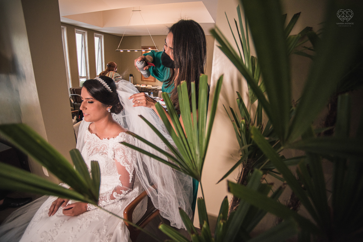 Making of da noiva por Nathalie Pinheiro maquiando . igreja catolica do Embare  na baixada santista fotografias pela fotografa premiada Nayara Andrade fotos da Igreja do Embare com todos os detalhes
