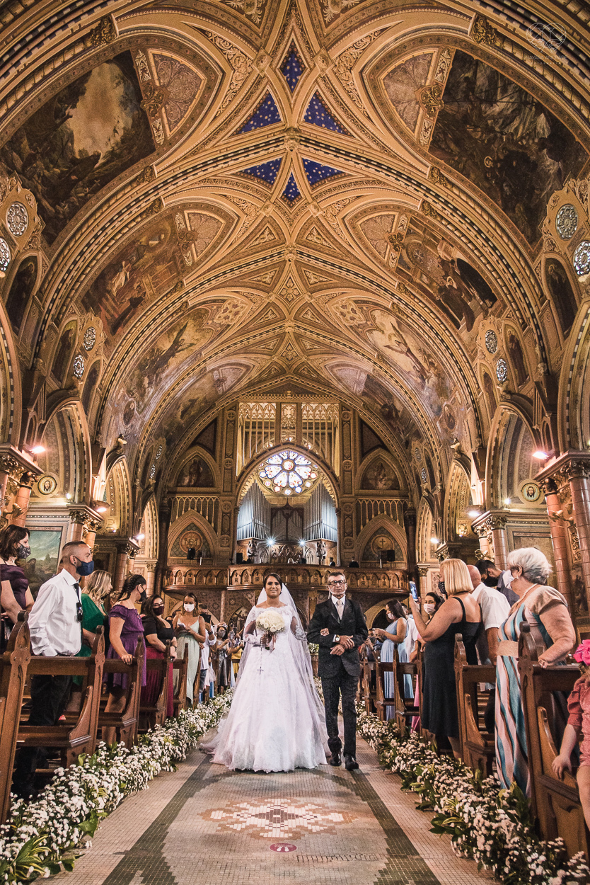casamento realizado na igreja basilica menor do embare em santos  casamento classico em igreja catolica na baixada santista fotografias pela fotografa premiada Nayara Andrade fotos da Igreja do Embare com todos os detalhes