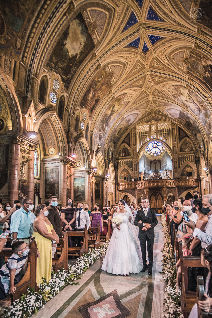 casamento realizado na igreja basilica menor do embare em santos  casamento classico em igreja catolica na baixada santista fotografias pela fotografa premiada Nayara Andrade fotos da Igreja do Embare com todos os detalhes
