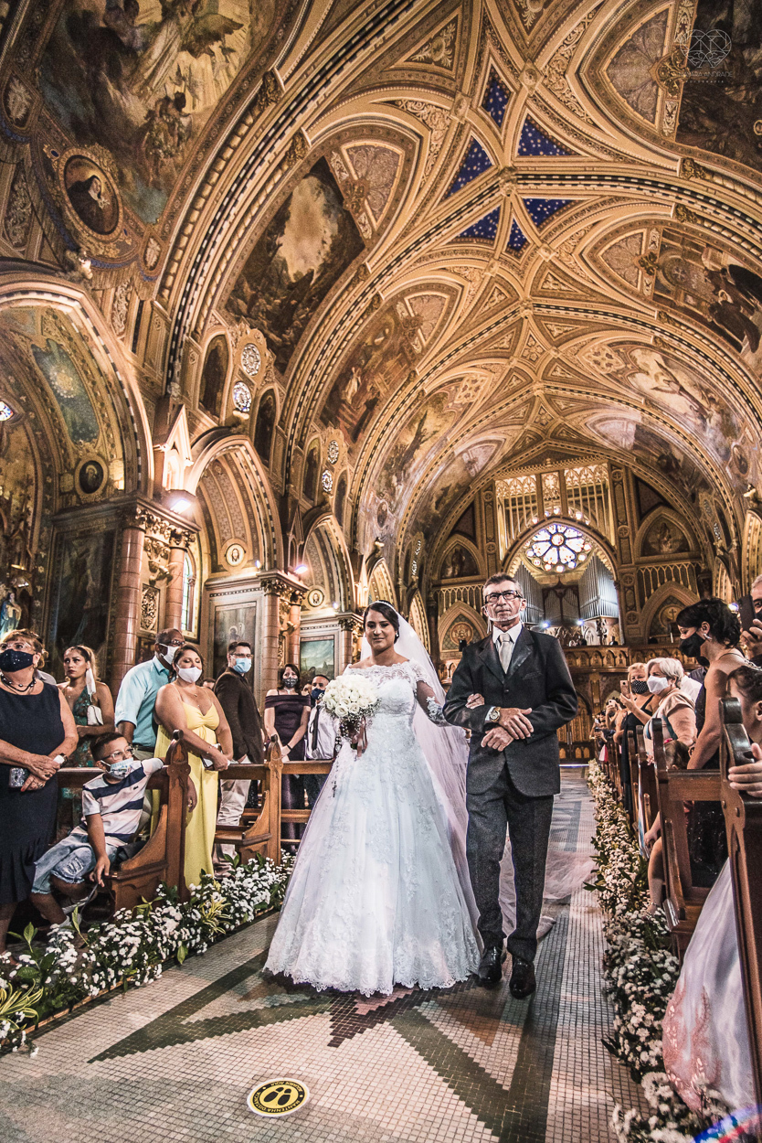 casamento realizado na igreja basilica menor do embare em santos  casamento classico em igreja catolica na baixada santista fotografias pela fotografa premiada Nayara Andrade fotos da Igreja do Embare com todos os detalhes