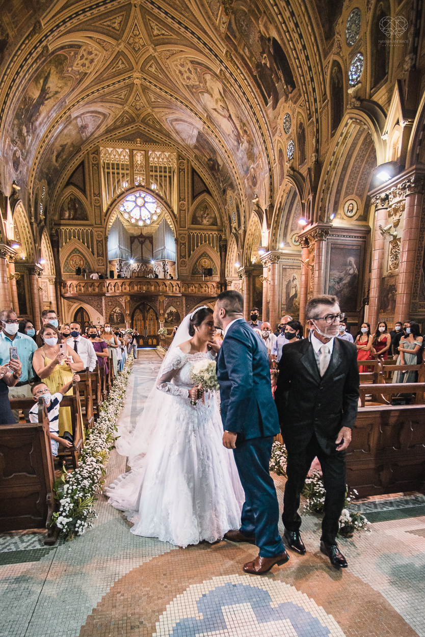 casamento realizado na igreja basilica menor do embare em santos  casamento classico em igreja catolica na baixada santista fotografias pela fotografa premiada Nayara Andrade fotos da Igreja do Embare com todos os detalhes