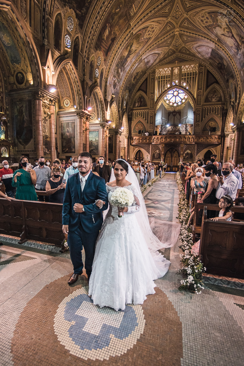 casamento realizado na igreja basilica menor do embare em santos  casamento classico em igreja catolica na baixada santista fotografias pela fotografa premiada Nayara Andrade fotos da Igreja do Embare com todos os detalhes