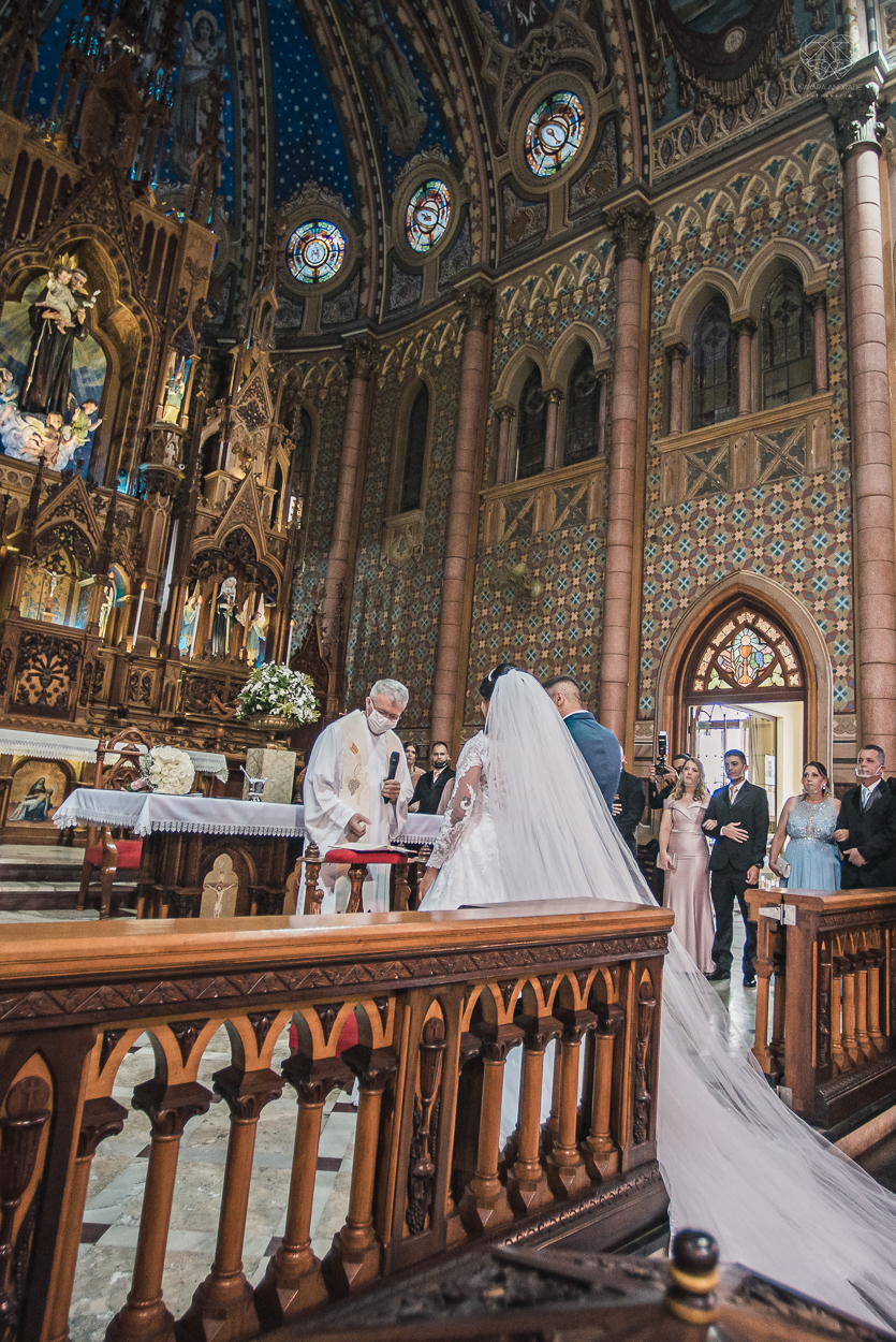 casamento realizado na igreja basilica menor do embare em santos  casamento classico em igreja catolica na baixada santista fotografias pela fotografa premiada Nayara Andrade fotos da Igreja do Embare com todos os detalhes