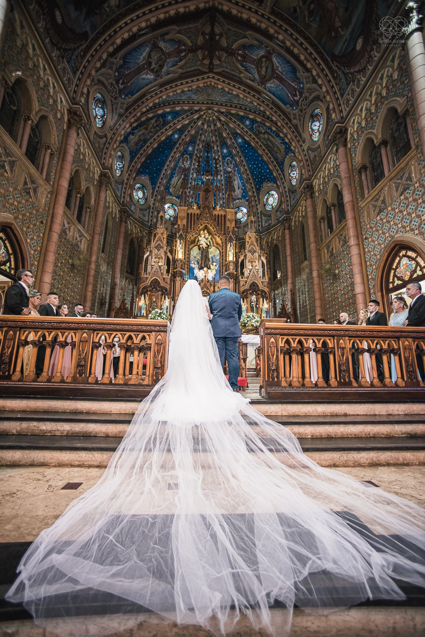 casamento realizado na igreja basilica menor do embare em santos  casamento classico em igreja catolica na baixada santista fotografias pela fotografa premiada Nayara Andrade fotos da Igreja do Embare com todos os detalhes