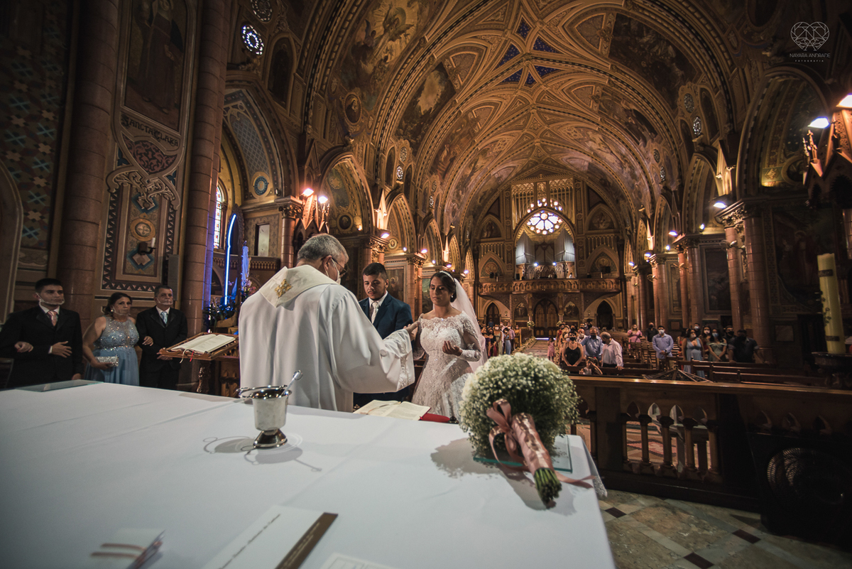 casamento realizado na igreja basilica menor do embare em santos  casamento classico em igreja catolica na baixada santista fotografias pela fotografa premiada Nayara Andrade fotos da Igreja do Embare com todos os detalhes