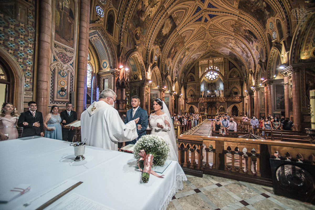 casamento realizado na igreja basilica menor do embare em santos  casamento classico em igreja catolica na baixada santista fotografias pela fotografa premiada Nayara Andrade fotos da Igreja do Embare com todos os detalhes