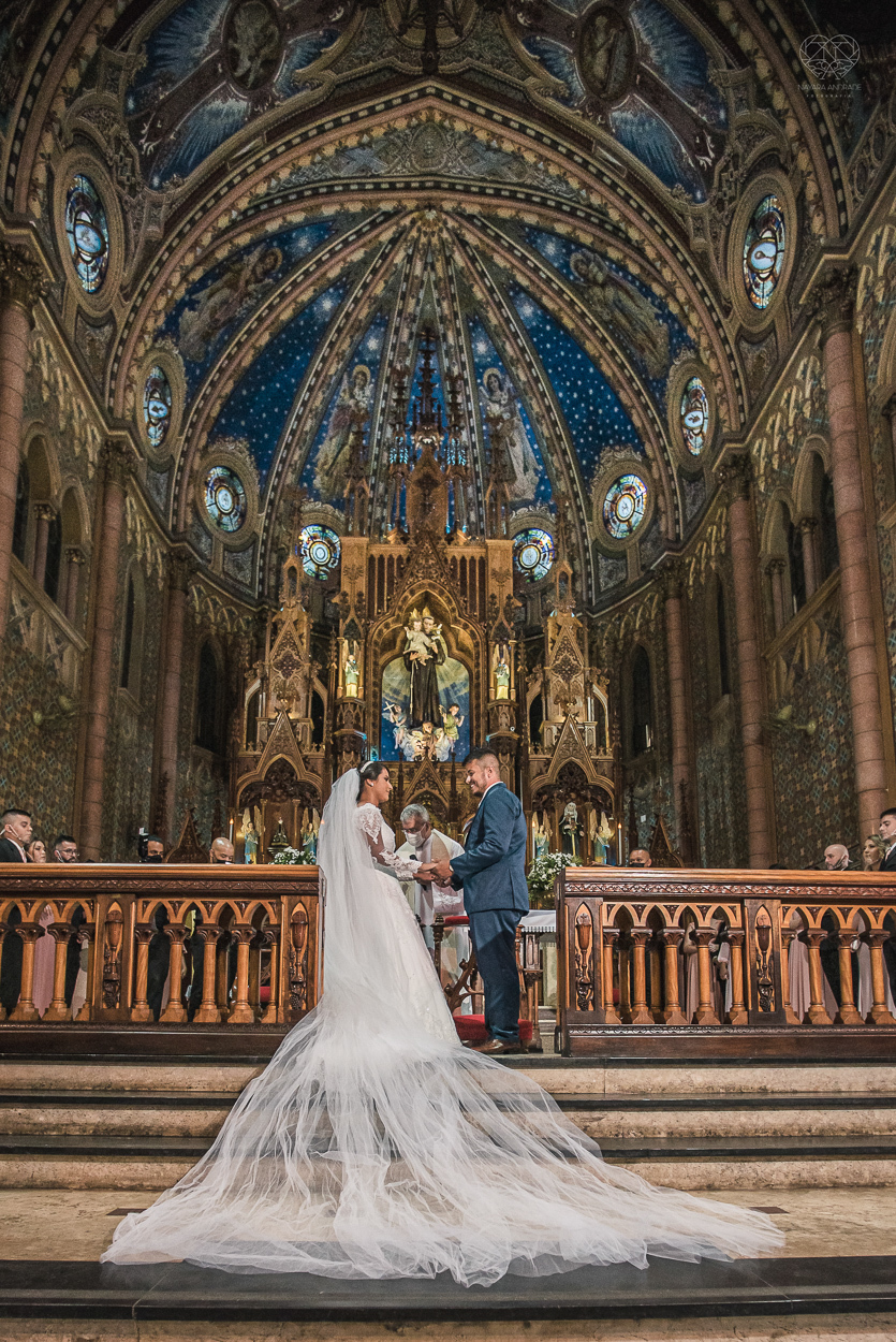 casamento realizado na igreja basilica menor do embare em santos  casamento classico em igreja catolica na baixada santista fotografias pela fotografa premiada Nayara Andrade fotos da Igreja do Embare com todos os detalhes