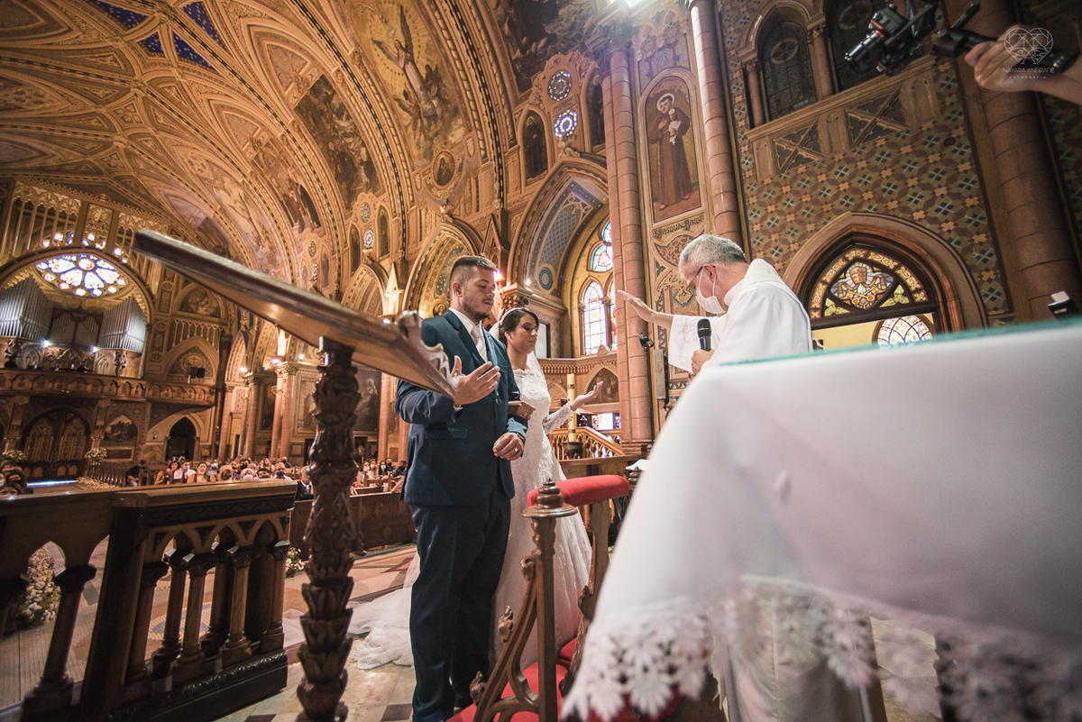 casamento realizado na igreja basilica menor do embare em santos  casamento classico em igreja catolica na baixada santista fotografias pela fotografa premiada Nayara Andrade fotos da Igreja do Embare com todos os detalhes