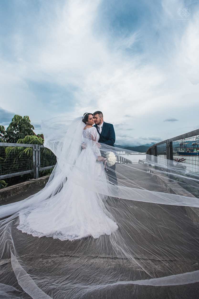 Making of da noiva por Nathalie Pinheiro maquiando . igreja catolica do Embare  na baixada santista fotografias pela fotografa premiada Nayara Andrade fotos da Igreja do Embare com todos os detalhes fotos externas incriveis em santos