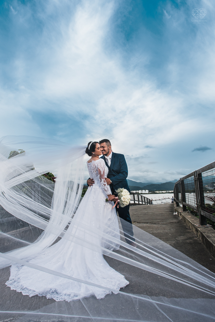 Making of da noiva por Nathalie Pinheiro maquiando . igreja catolica do Embare  na baixada santista fotografias pela fotografa premiada Nayara Andrade fotos da Igreja do Embare com todos os detalhes fotos externas incriveis em santos