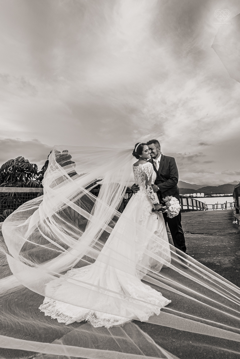 Making of da noiva por Nathalie Pinheiro maquiando . igreja catolica do Embare  na baixada santista fotografias pela fotografa premiada Nayara Andrade fotos da Igreja do Embare com todos os detalhes fotos externas incriveis em santos