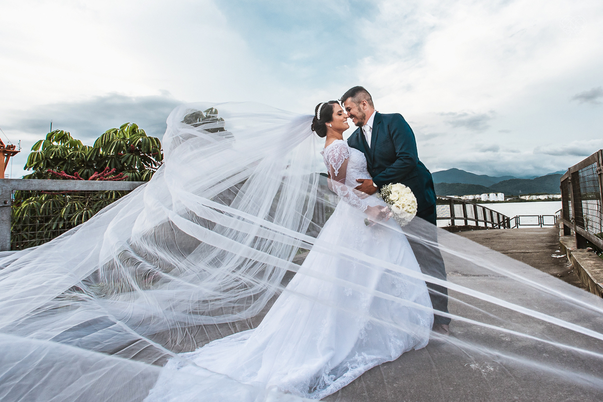 Making of da noiva por Nathalie Pinheiro maquiando . igreja catolica do Embare  na baixada santista fotografias pela fotografa premiada Nayara Andrade fotos da Igreja do Embare com todos os detalhes fotos externas incriveis em santos