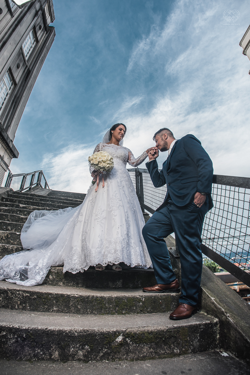 Making of da noiva por Nathalie Pinheiro maquiando . igreja catolica do Embare  na baixada santista fotografias pela fotografa premiada Nayara Andrade fotos da Igreja do Embare com todos os detalhes fotos externas incriveis em santos