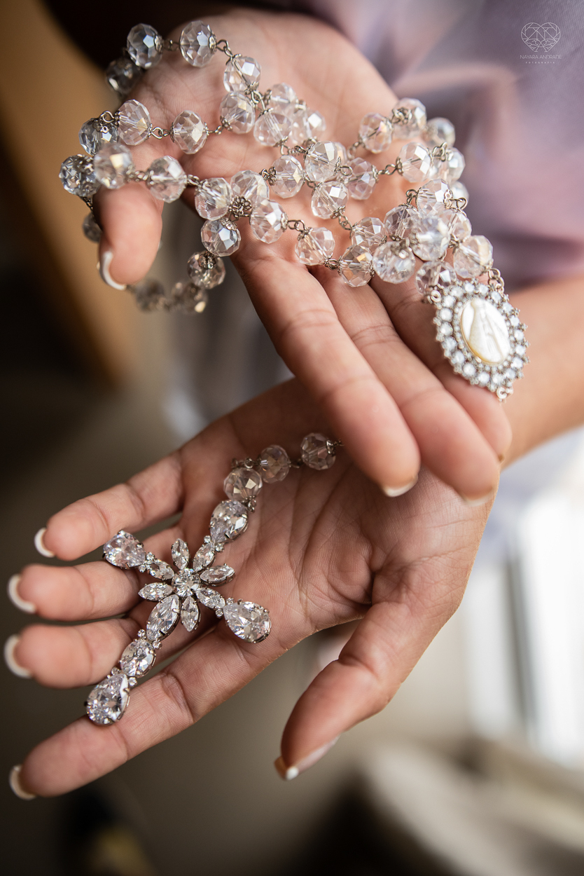 Making of da noiva por Nathalie Pinheiro maquiando . igreja catolica do Embare  na baixada santista fotografias pela fotografa premiada Nayara Andrade fotos da Igreja do Embare com todos os detalhes