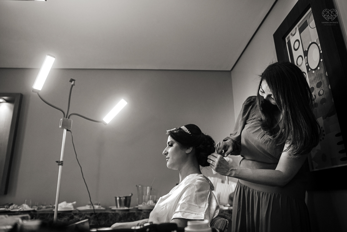 Making of da noiva por Nathalie Pinheiro maquiando . igreja catolica do Embare  na baixada santista fotografias pela fotografa premiada Nayara Andrade fotos da Igreja do Embare com todos os detalhes