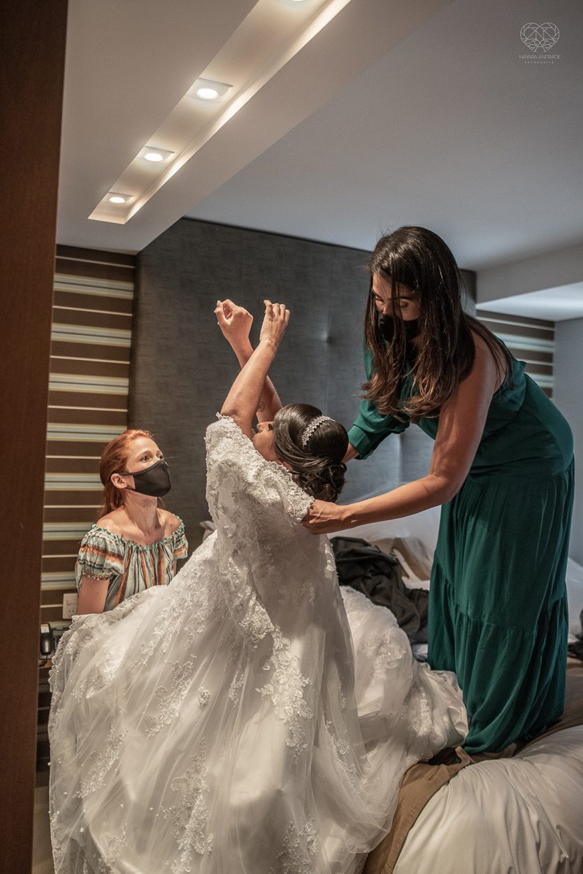Making of da noiva por Nathalie Pinheiro maquiando . igreja catolica do Embare  na baixada santista fotografias pela fotografa premiada Nayara Andrade fotos da Igreja do Embare com todos os detalhes