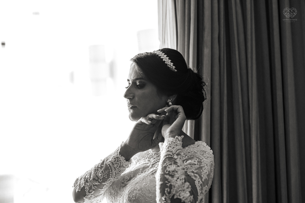 Making of da noiva por Nathalie Pinheiro maquiando . igreja catolica do Embare  na baixada santista fotografias pela fotografa premiada Nayara Andrade fotos da Igreja do Embare com todos os detalhes