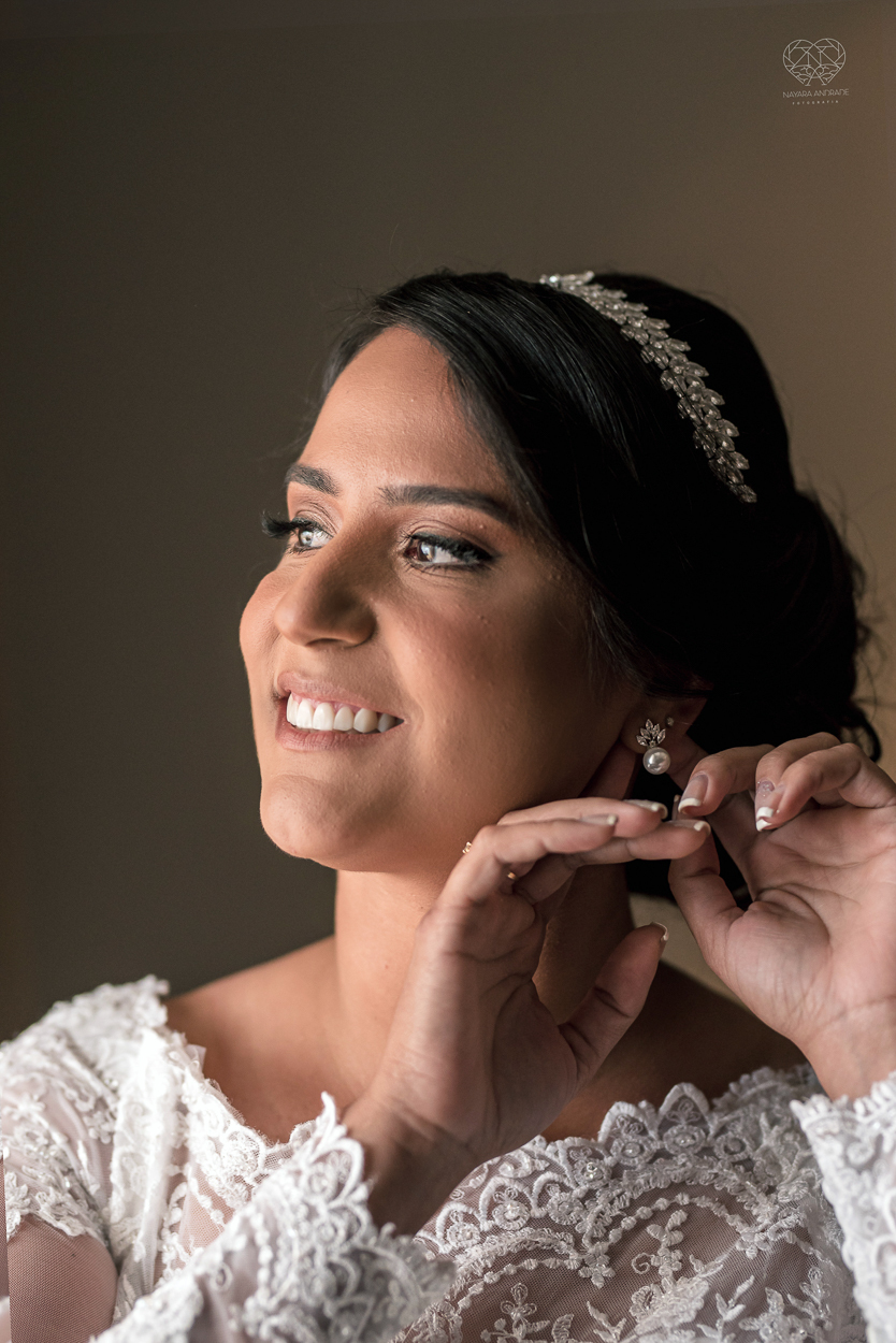 Making of da noiva por Nathalie Pinheiro maquiando . igreja catolica do Embare  na baixada santista fotografias pela fotografa premiada Nayara Andrade fotos da Igreja do Embare com todos os detalhes