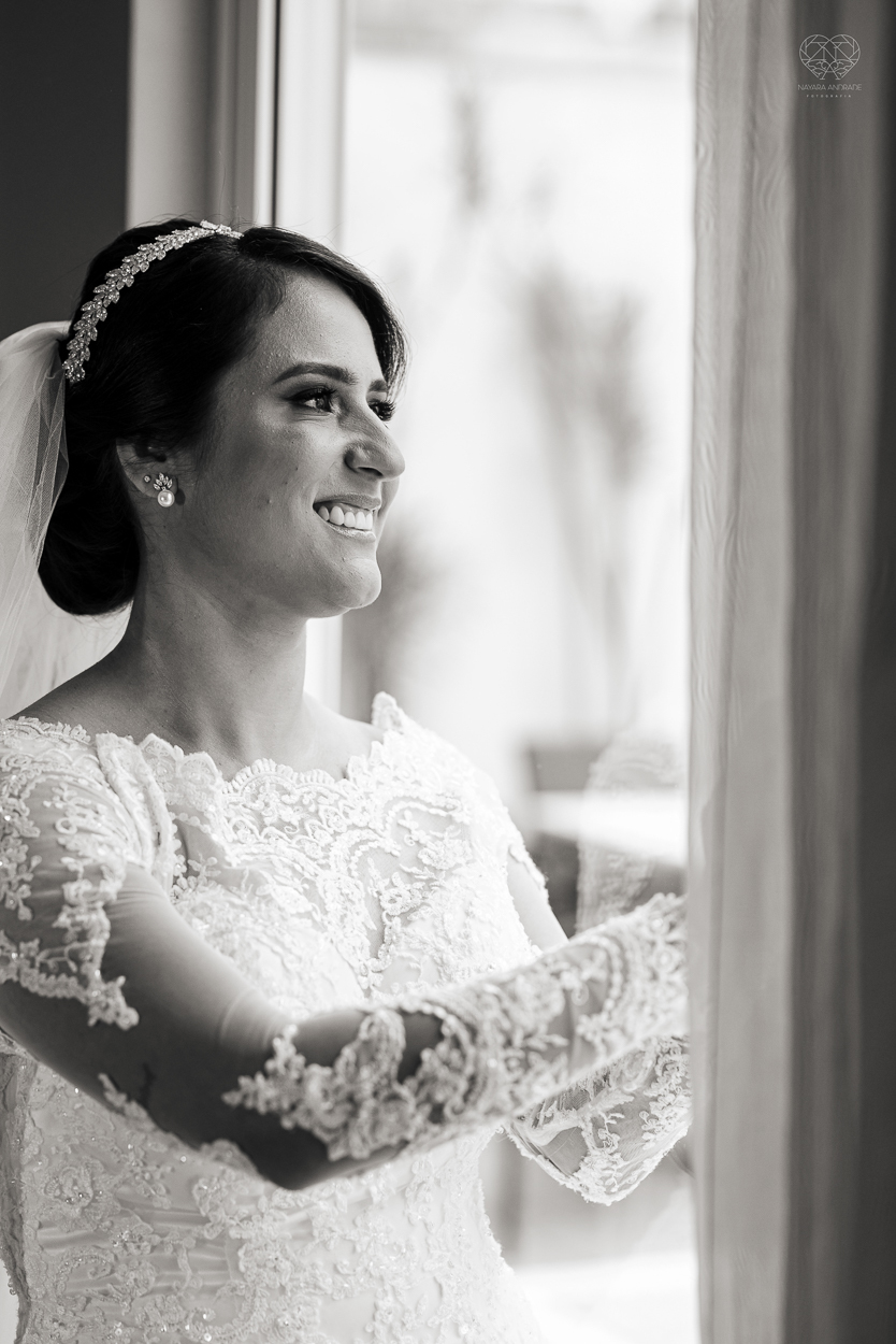 Making of da noiva por Nathalie Pinheiro maquiando . igreja catolica do Embare  na baixada santista fotografias pela fotografa premiada Nayara Andrade fotos da Igreja do Embare com todos os detalhes