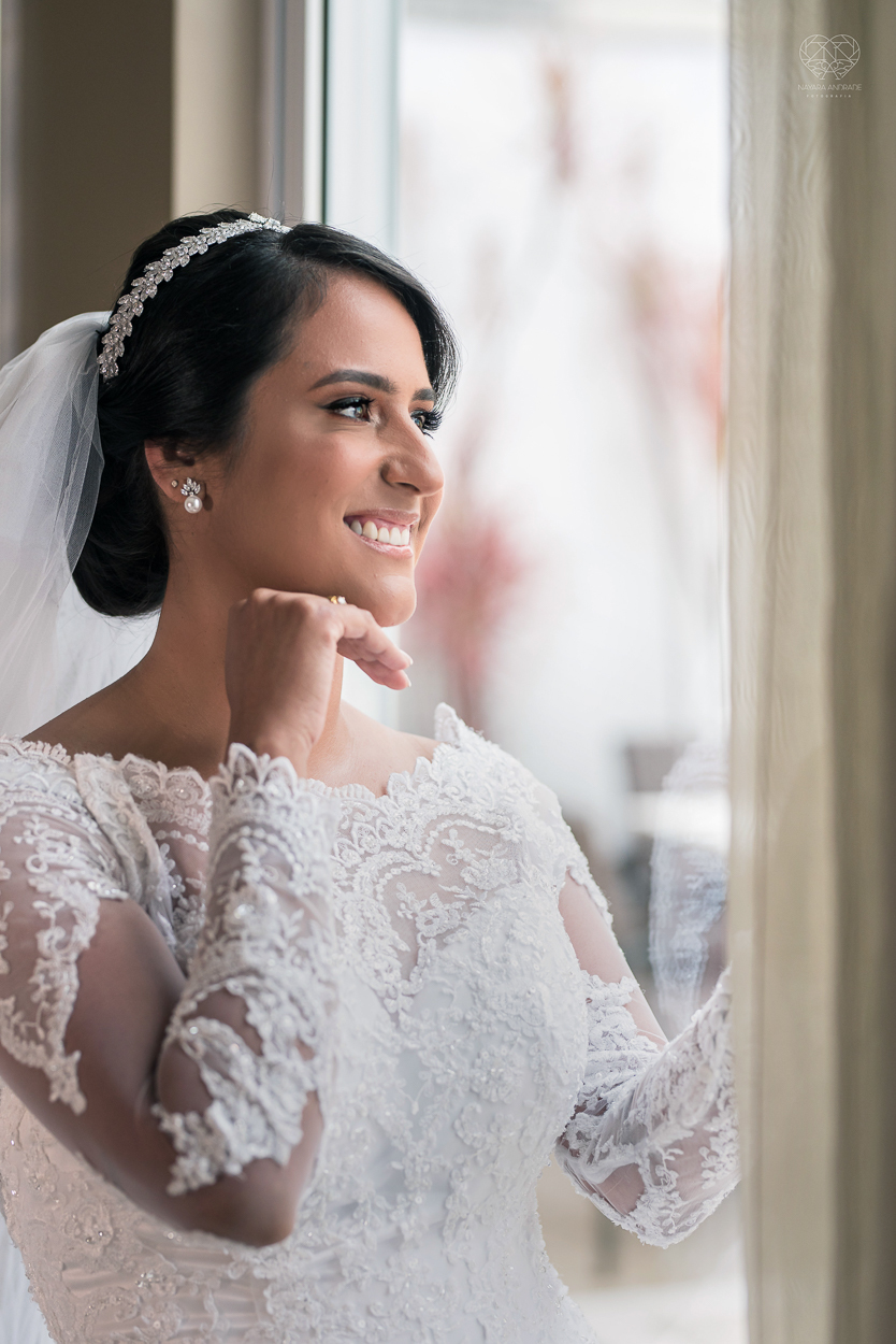 Making of da noiva por Nathalie Pinheiro maquiando . igreja catolica do Embare  na baixada santista fotografias pela fotografa premiada Nayara Andrade fotos da Igreja do Embare com todos os detalhes