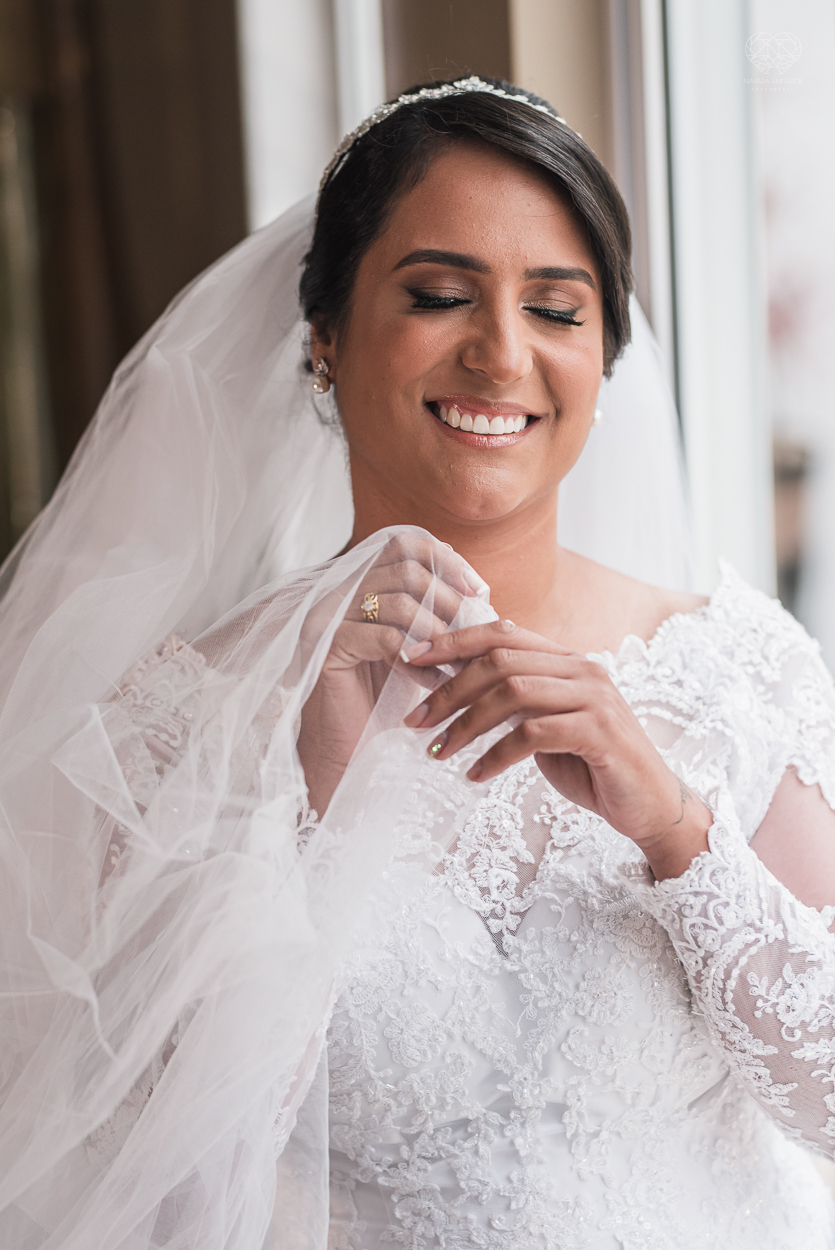 Making of da noiva por Nathalie Pinheiro maquiando . igreja catolica do Embare  na baixada santista fotografias pela fotografa premiada Nayara Andrade fotos da Igreja do Embare com todos os detalhes