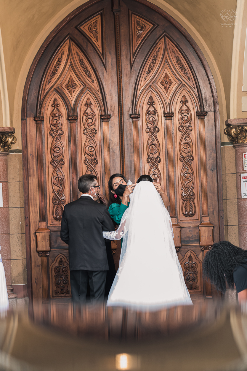 casamento realizado na igreja basilica menor do embare em santos  casamento classico em igreja catolica na baixada santista fotografias pela fotografa premiada Nayara Andrade fotos da Igreja do Embare com todos os detalhes