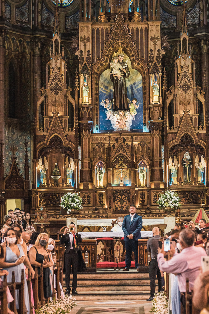 casamento realizado na igreja basilica menor do embare em santos  casamento classico em igreja catolica na baixada santista fotografias pela fotografa premiada Nayara Andrade fotos da Igreja do Embare com todos os detalhes