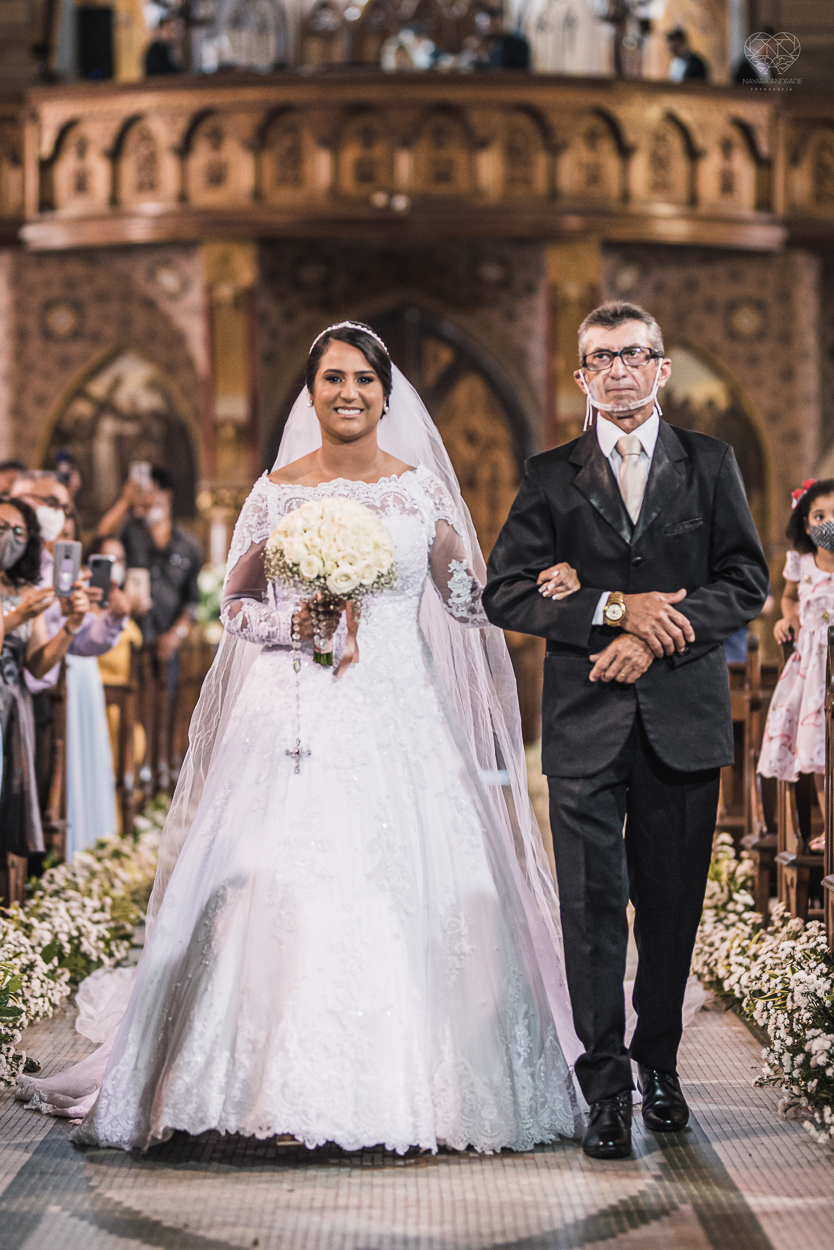 casamento realizado na igreja basilica menor do embare em santos  casamento classico em igreja catolica na baixada santista fotografias pela fotografa premiada Nayara Andrade fotos da Igreja do Embare com todos os detalhes
