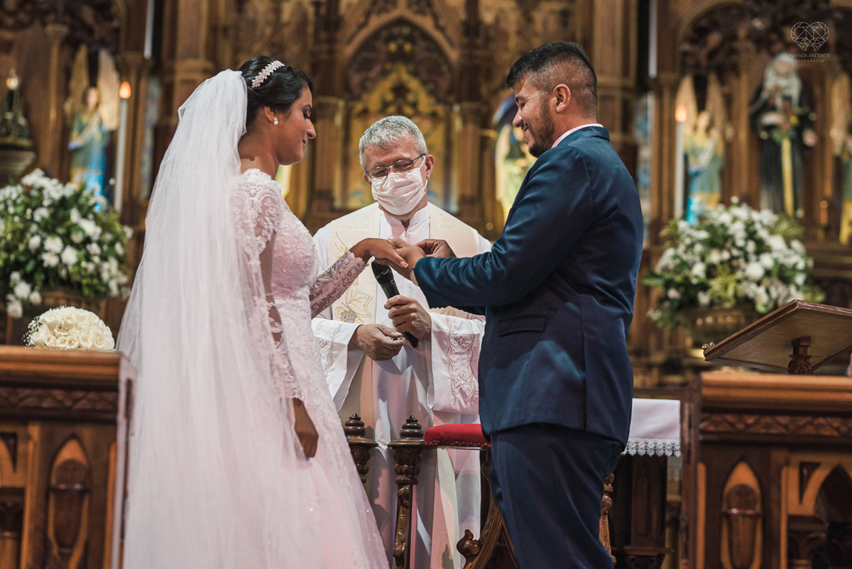 casamento realizado na igreja basilica menor do embare em santos  casamento classico em igreja catolica na baixada santista fotografias pela fotografa premiada Nayara Andrade fotos da Igreja do Embare com todos os detalhes
