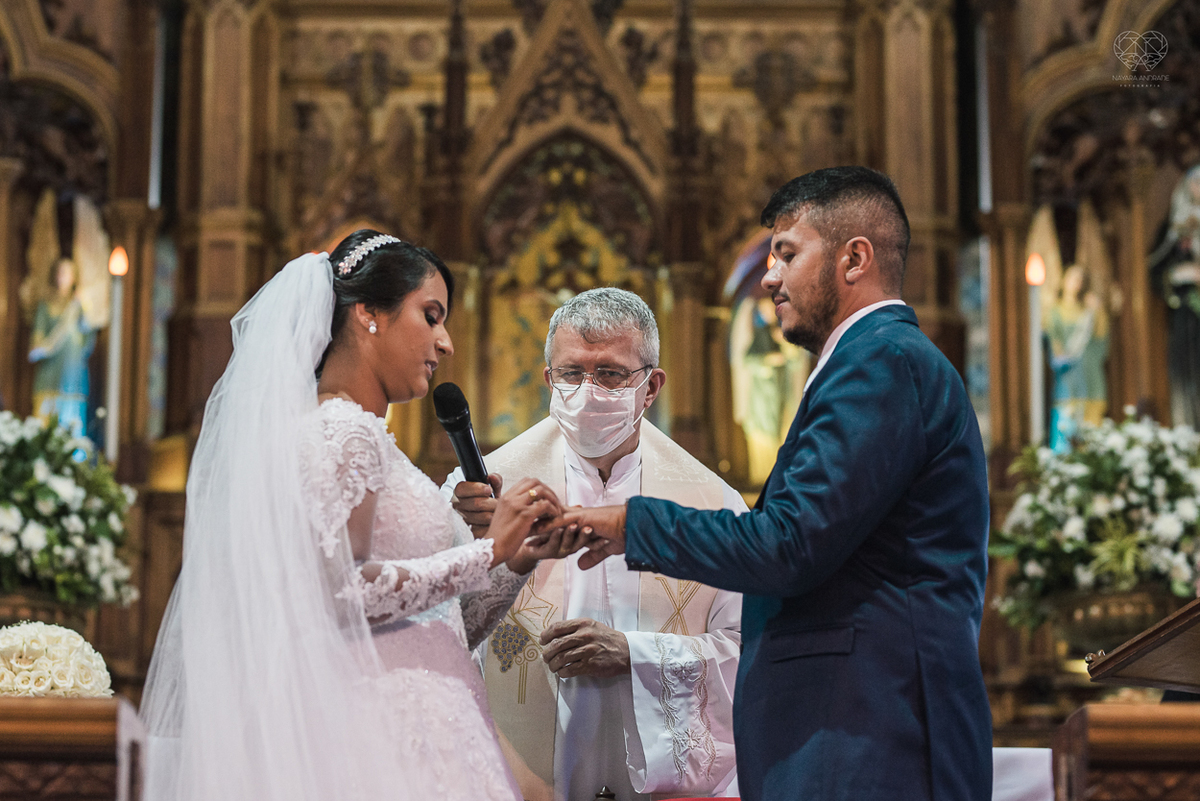casamento realizado na igreja basilica menor do embare em santos  casamento classico em igreja catolica na baixada santista fotografias pela fotografa premiada Nayara Andrade fotos da Igreja do Embare com todos os detalhes