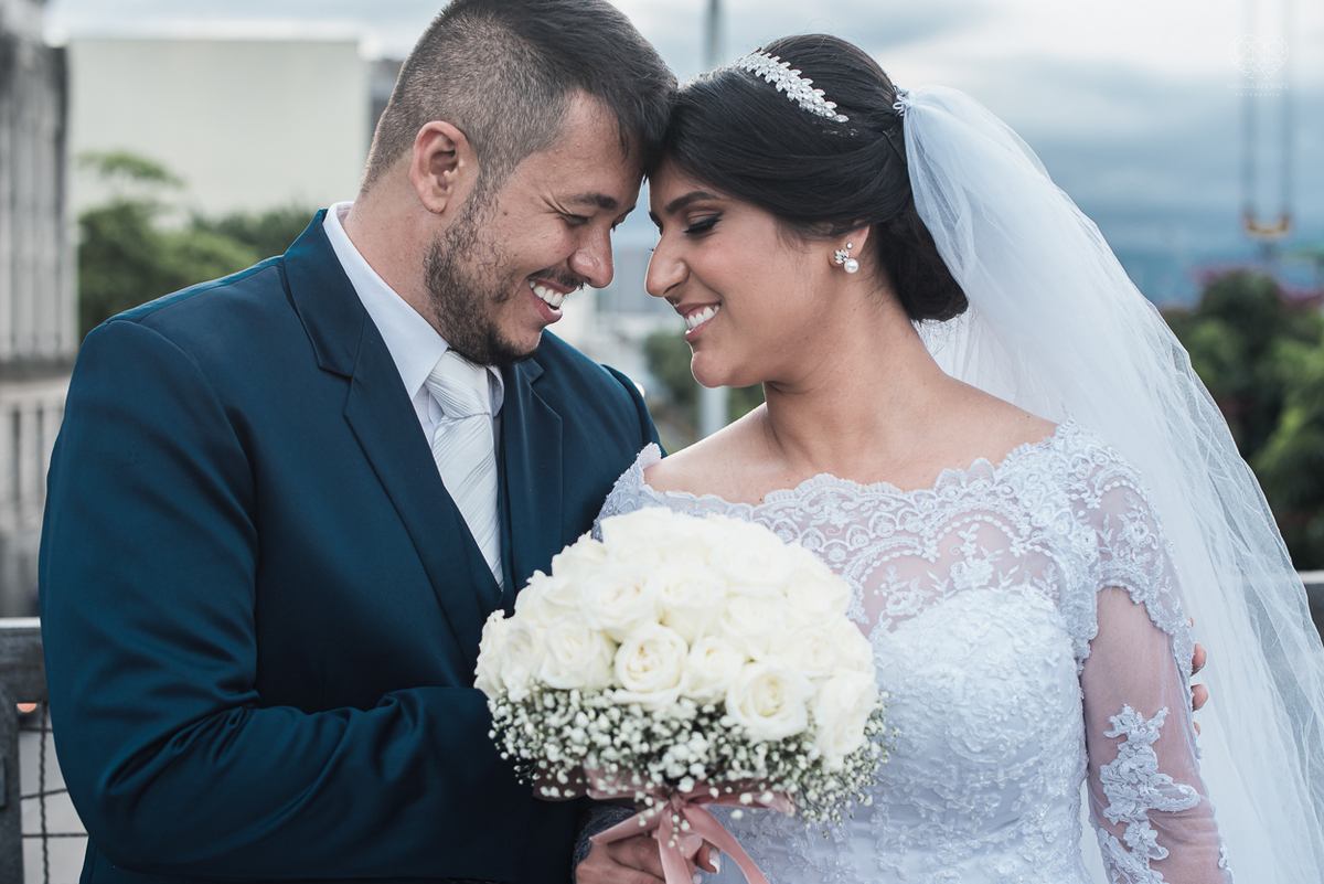 Making of da noiva por Nathalie Pinheiro maquiando . igreja catolica do Embare  na baixada santista fotografias pela fotografa premiada Nayara Andrade fotos da Igreja do Embare com todos os detalhes fotos externas incriveis em santos