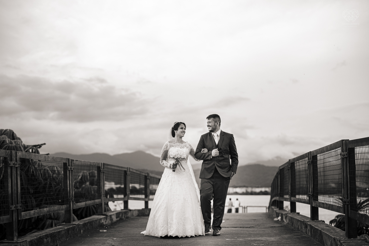 Making of da noiva por Nathalie Pinheiro maquiando . igreja catolica do Embare  na baixada santista fotografias pela fotografa premiada Nayara Andrade fotos da Igreja do Embare com todos os detalhes fotos externas incriveis em santos