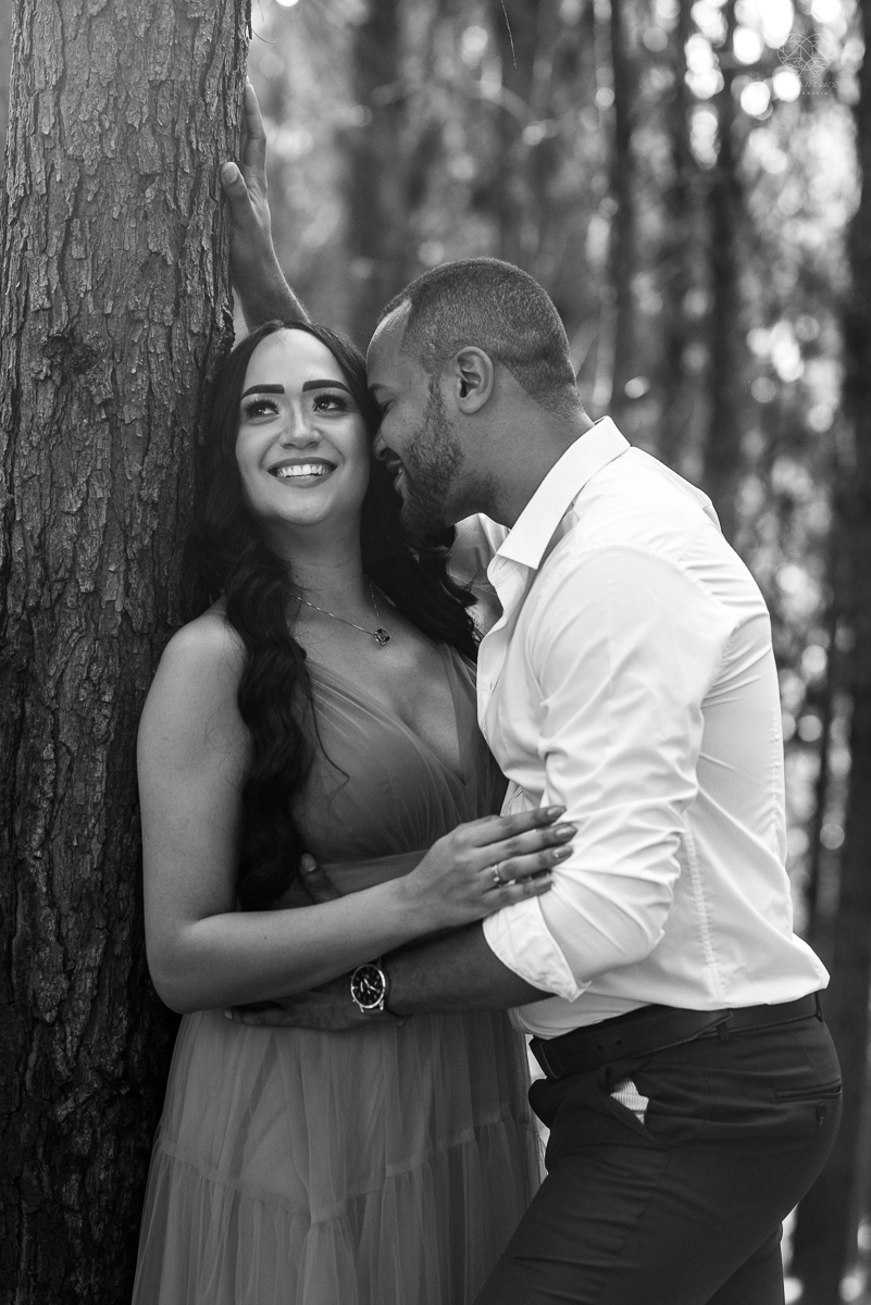 Ensaio encantador feito no sitio das Borboletas com casal em trajes finos  fotografia pre wedding feita pela fotografa premiada Nayara Andrade fotografia em clima rustico com arco de capim dos pampas e inspiraçao para ensaio casal por do sol e noiva com v