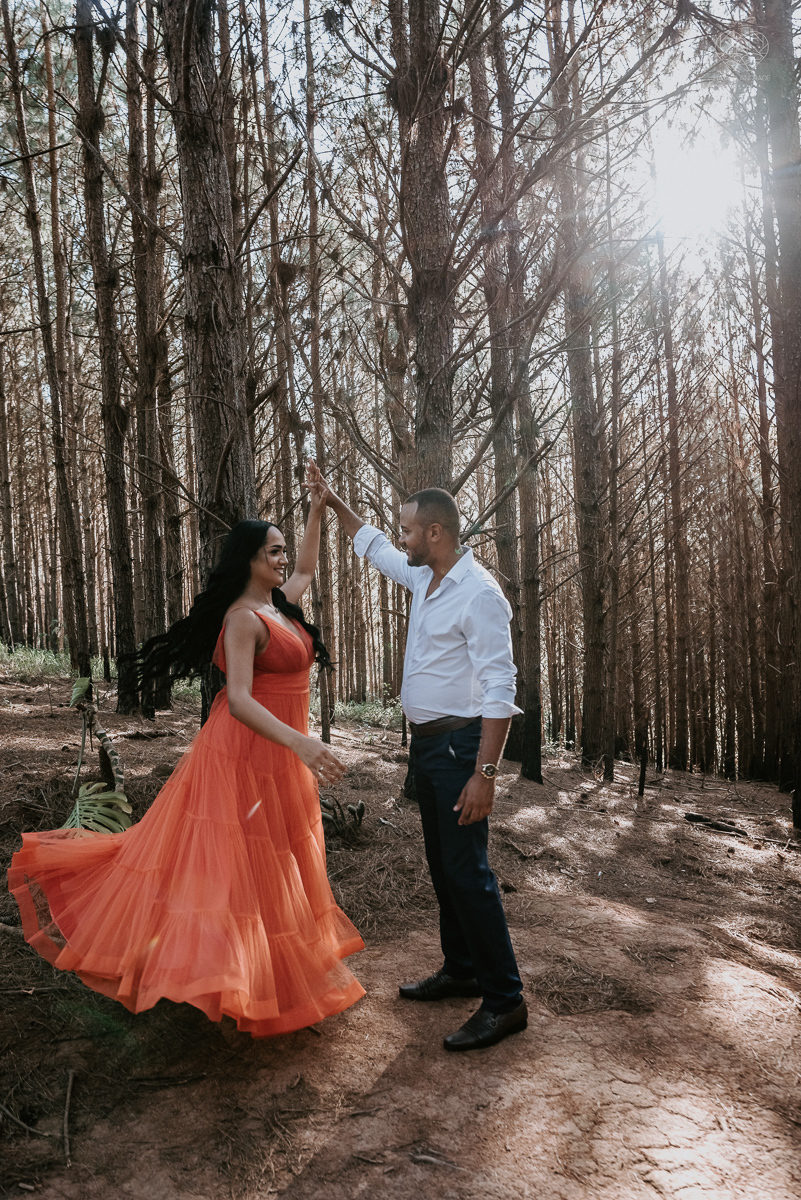 Ensaio encantador feito no sitio das Borboletas com casal em trajes finos  fotografia pre wedding feita pela fotografa premiada Nayara Andrade fotografia em clima rustico com arco de capim dos pampas e inspiraçao para ensaio casal por do sol e noiva com v