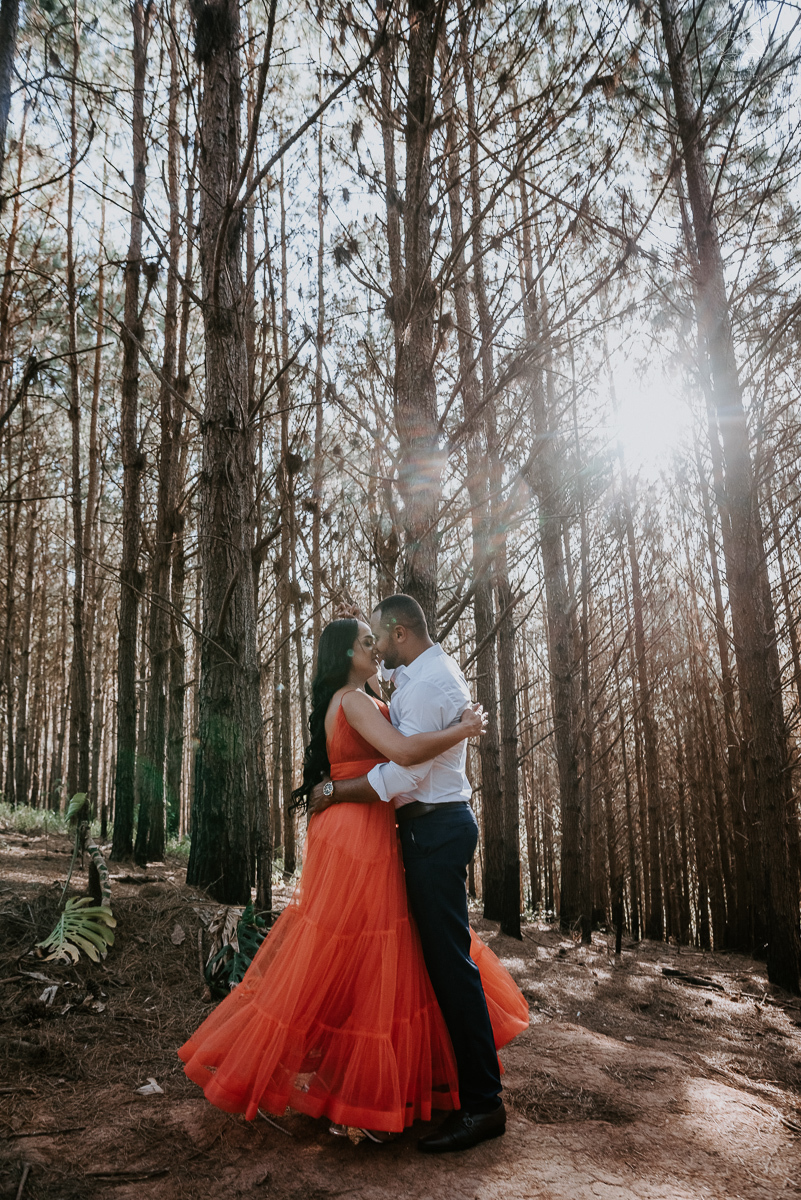 Ensaio encantador feito no sitio das Borboletas com casal em trajes finos  fotografia pre wedding feita pela fotografa premiada Nayara Andrade fotografia em clima rustico com arco de capim dos pampas e inspiraçao para ensaio casal por do sol e noiva com v
