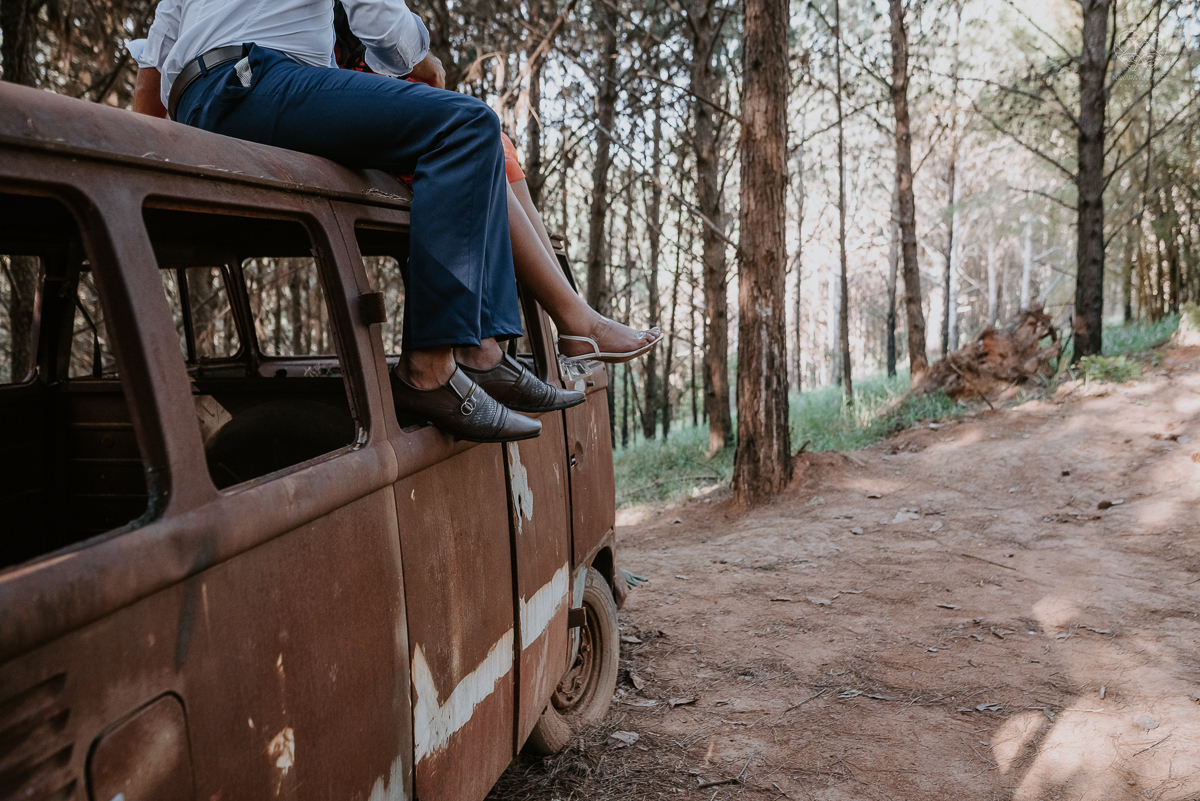 Ensaio encantador feito no sitio das Borboletas com casal em trajes finos  fotografia pre wedding feita pela fotografa premiada Nayara Andrade fotografia em clima rustico com arco de capim dos pampas e inspiraçao para ensaio casal por do sol e noiva com v