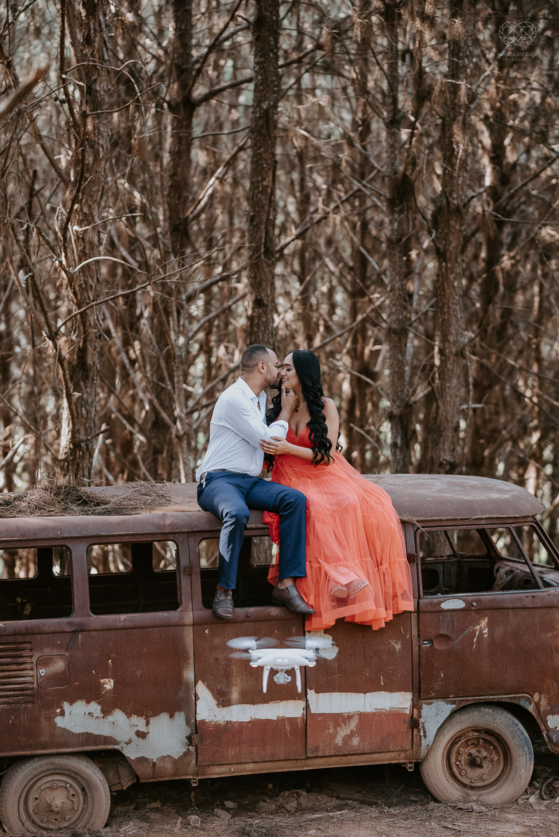 Ensaio encantador feito no sitio das Borboletas com casal em trajes finos  fotografia pre wedding feita pela fotografa premiada Nayara Andrade fotografia em clima rustico com arco de capim dos pampas e inspiraçao para ensaio casal por do sol e noiva com v