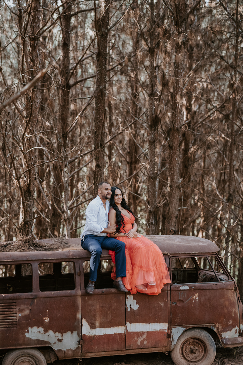 Ensaio encantador feito no sitio das Borboletas com casal em trajes finos  fotografia pre wedding feita pela fotografa premiada Nayara Andrade fotografia em clima rustico com arco de capim dos pampas e inspiraçao para ensaio casal por do sol e noiva com v