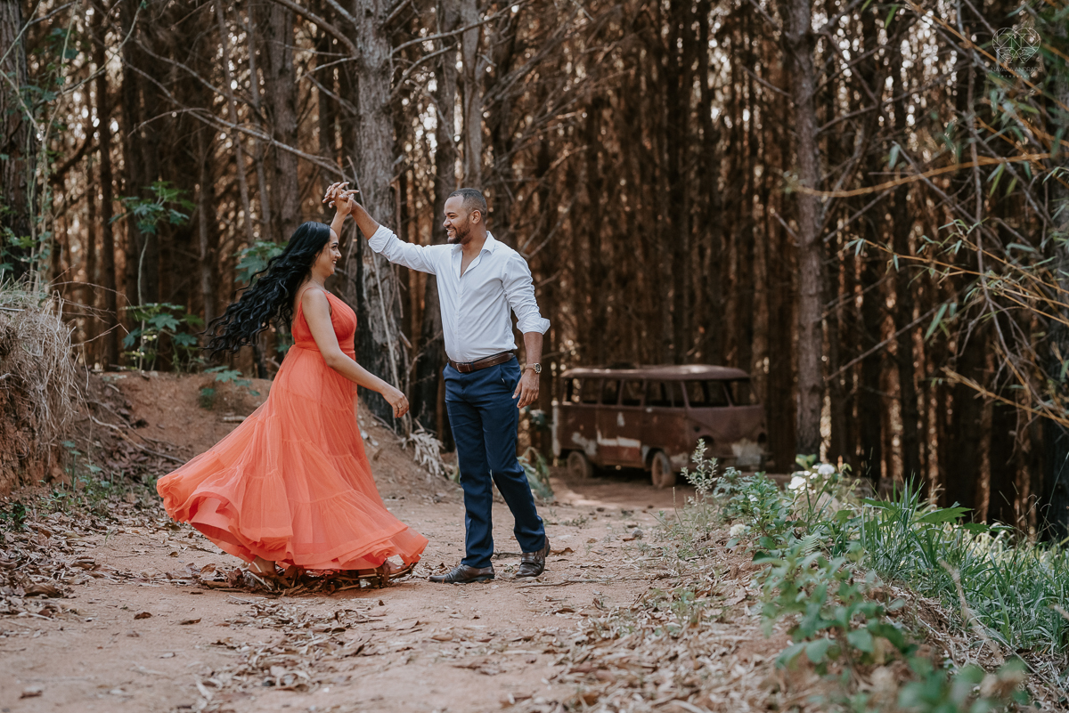 Ensaio encantador feito no sitio das Borboletas com casal em trajes finos  fotografia pre wedding feita pela fotografa premiada Nayara Andrade fotografia em clima rustico com arco de capim dos pampas e inspiraçao para ensaio casal por do sol e noiva com v