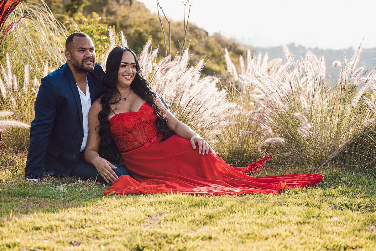 Ensaio encantador feito no sitio das Borboletas com casal em trajes finos  fotografia pre wedding feita pela fotografa premiada Nayara Andrade fotografia em clima rustico com arco de capim dos pampas e inspiraçao para ensaio casal por do sol e noiva com v