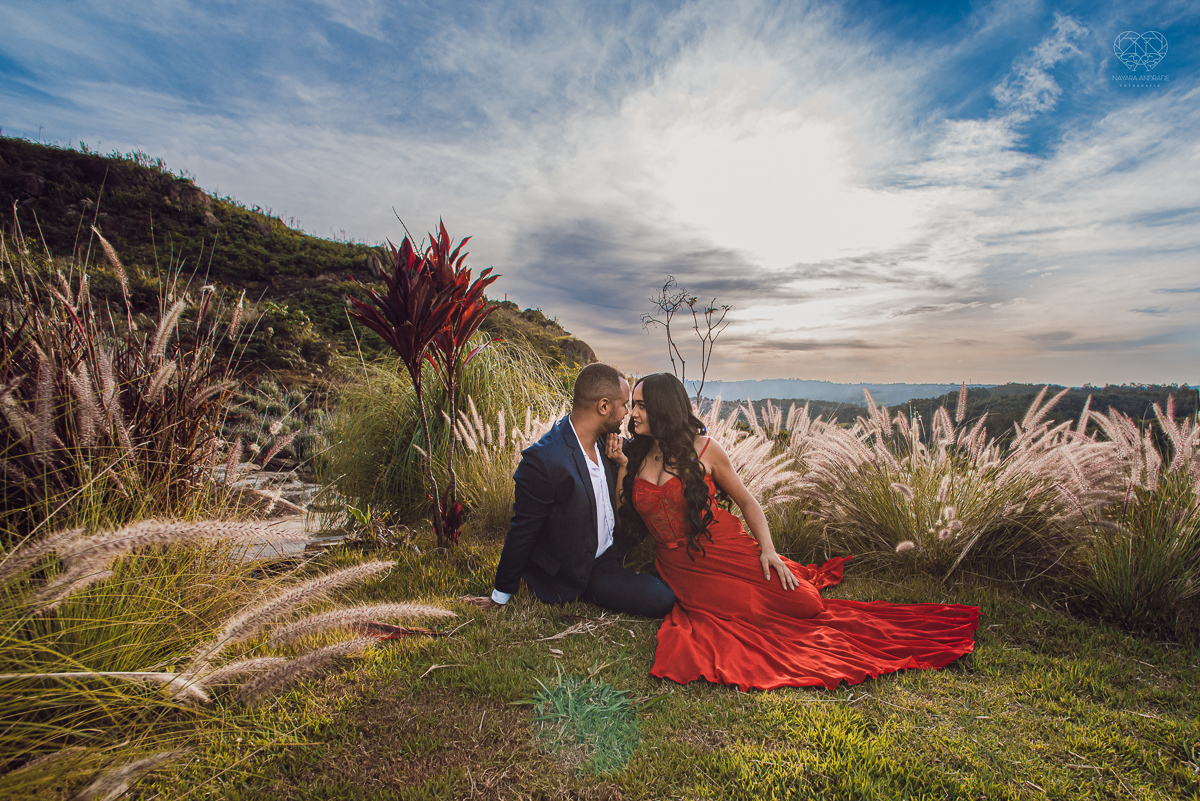 Ensaio encantador feito no sitio das Borboletas com casal em trajes finos  fotografia pre wedding feita pela fotografa premiada Nayara Andrade fotografia em clima rustico com arco de capim dos pampas e inspiraçao para ensaio casal por do sol e noiva com v