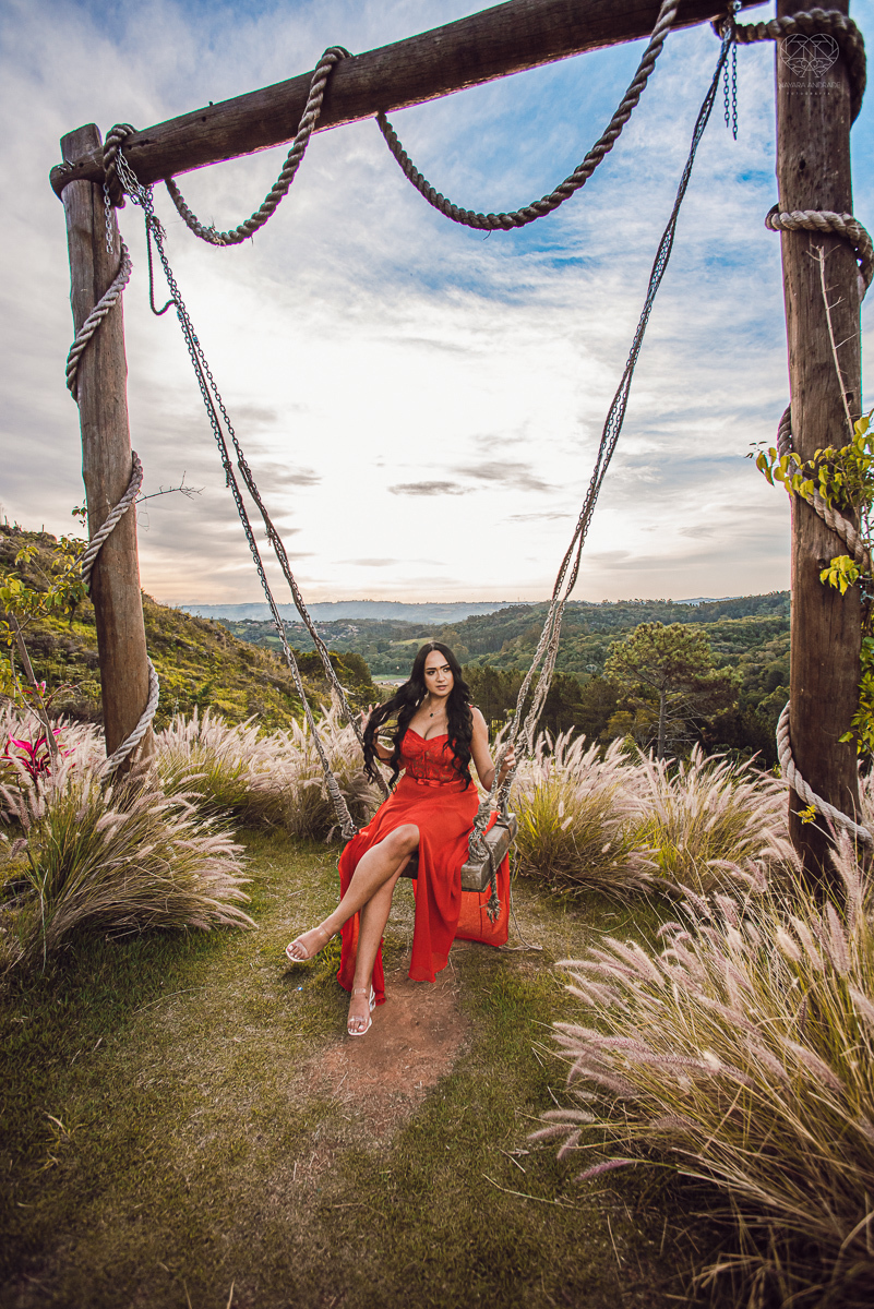 Ensaio encantador feito no sitio das Borboletas com casal em trajes finos  fotografia pre wedding feita pela fotografa premiada Nayara Andrade fotografia em clima rustico com arco de capim dos pampas e inspiraçao para ensaio casal por do sol e noiva com v