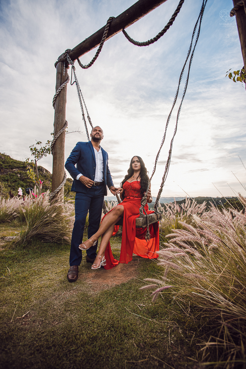 Ensaio encantador feito no sitio das Borboletas com casal em trajes finos  fotografia pre wedding feita pela fotografa premiada Nayara Andrade fotografia em clima rustico com arco de capim dos pampas e inspiraçao para ensaio casal por do sol e noiva com v