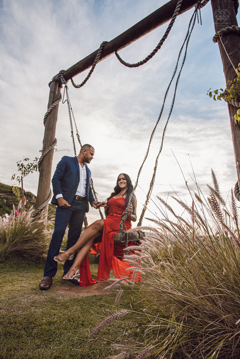 Ensaio encantador feito no sitio das Borboletas com casal em trajes finos  fotografia pre wedding feita pela fotografa premiada Nayara Andrade fotografia em clima rustico com arco de capim dos pampas e inspiraçao para ensaio casal por do sol e noiva com v
