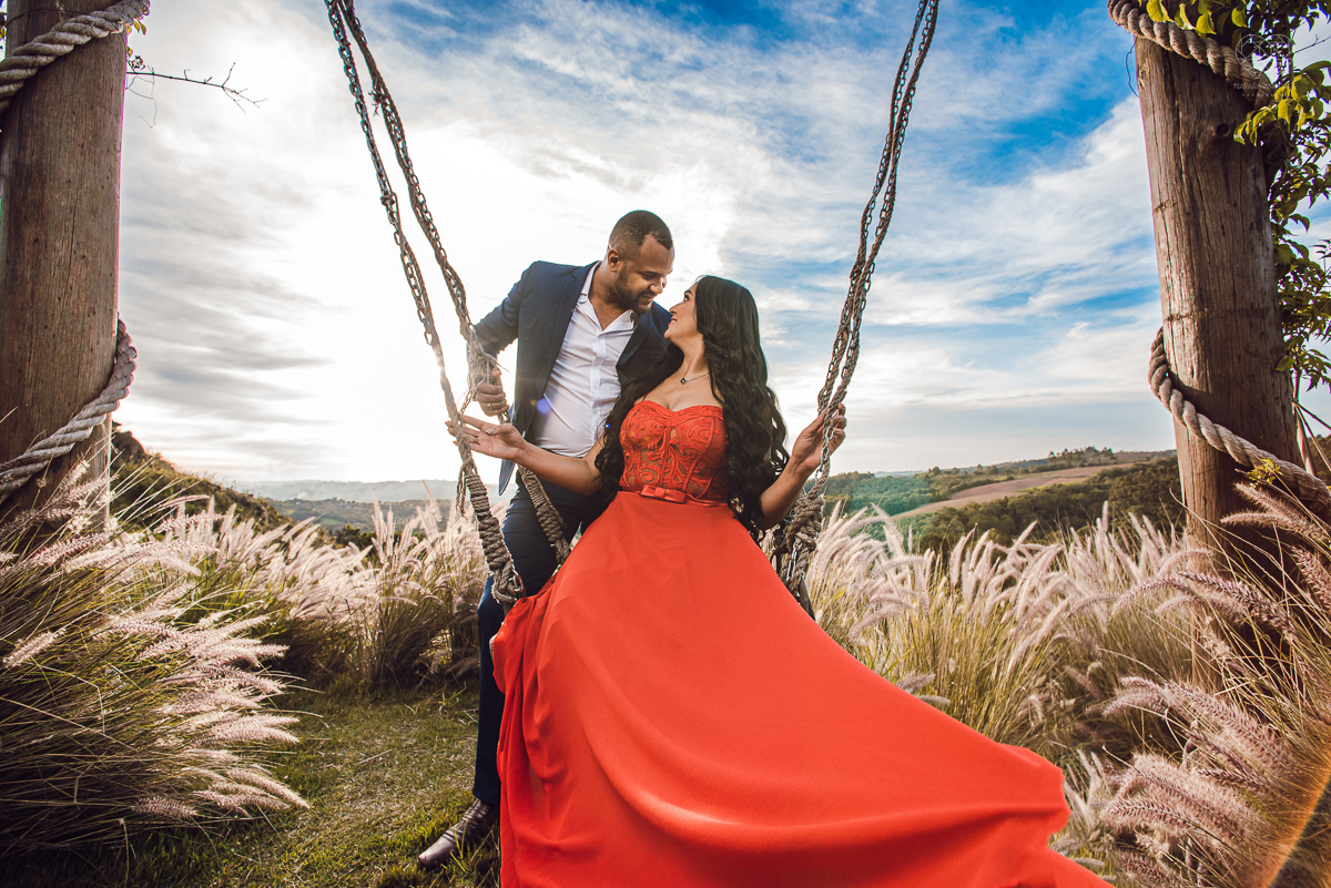 Ensaio encantador feito no sitio das Borboletas com casal em trajes finos  fotografia pre wedding feita pela fotografa premiada Nayara Andrade fotografia em clima rustico com arco de capim dos pampas e inspiraçao para ensaio casal por do sol e noiva com v
