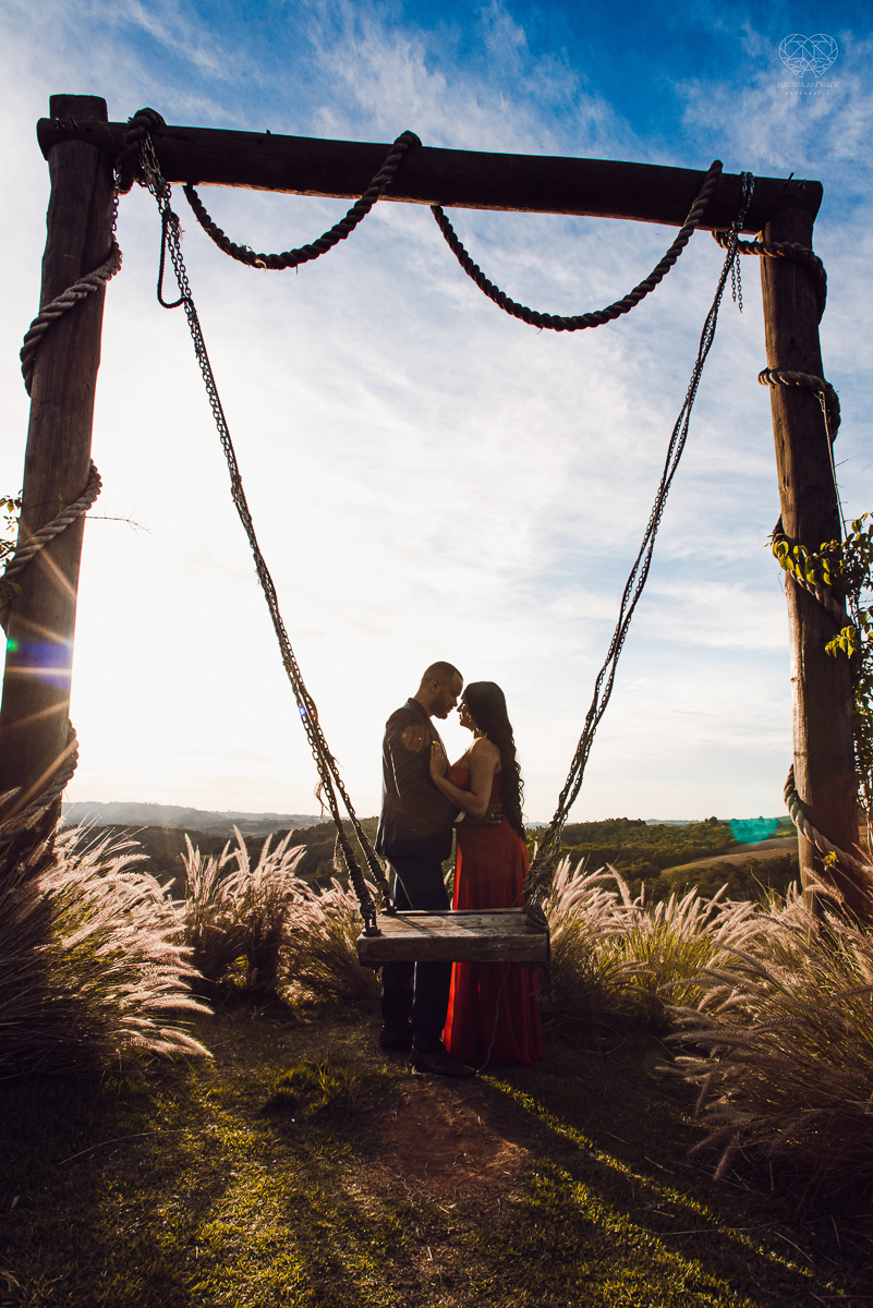 Ensaio encantador feito no sitio das Borboletas com casal em trajes finos  fotografia pre wedding feita pela fotografa premiada Nayara Andrade fotografia em clima rustico com arco de capim dos pampas e inspiraçao para ensaio casal por do sol e noiva com v