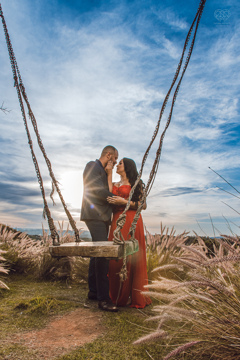 Ensaio encantador feito no sitio das Borboletas com casal em trajes finos  fotografia pre wedding feita pela fotografa premiada Nayara Andrade fotografia em clima rustico com arco de capim dos pampas e inspiraçao para ensaio casal por do sol e noiva com v